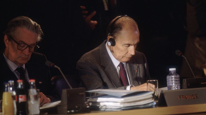 Mitterrand et Dumas au sommet de Maastricht, décembre 1991
