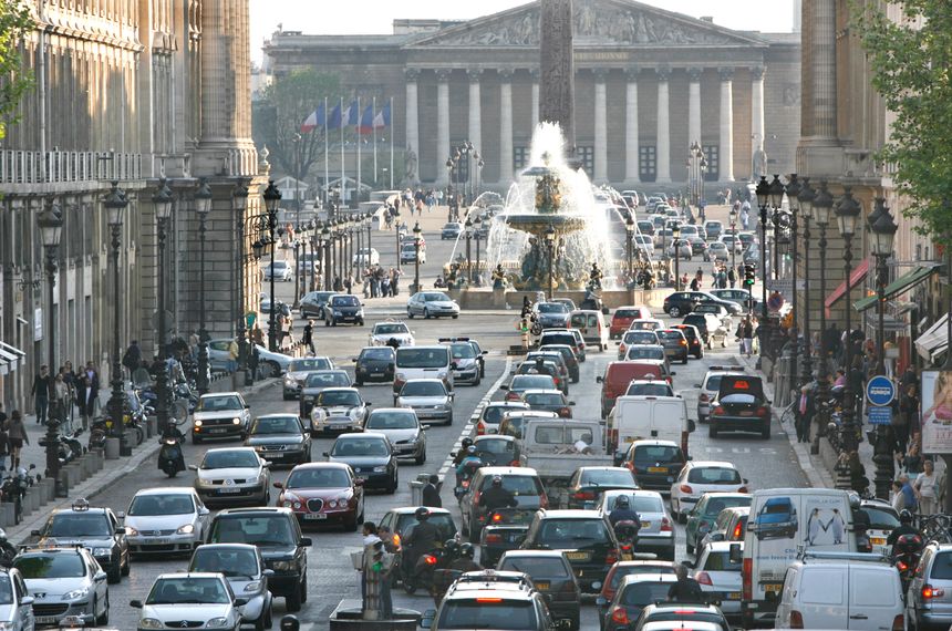 Haut degré de pollution de l'air à l'heure de pointe place de la Concorde à Paris
