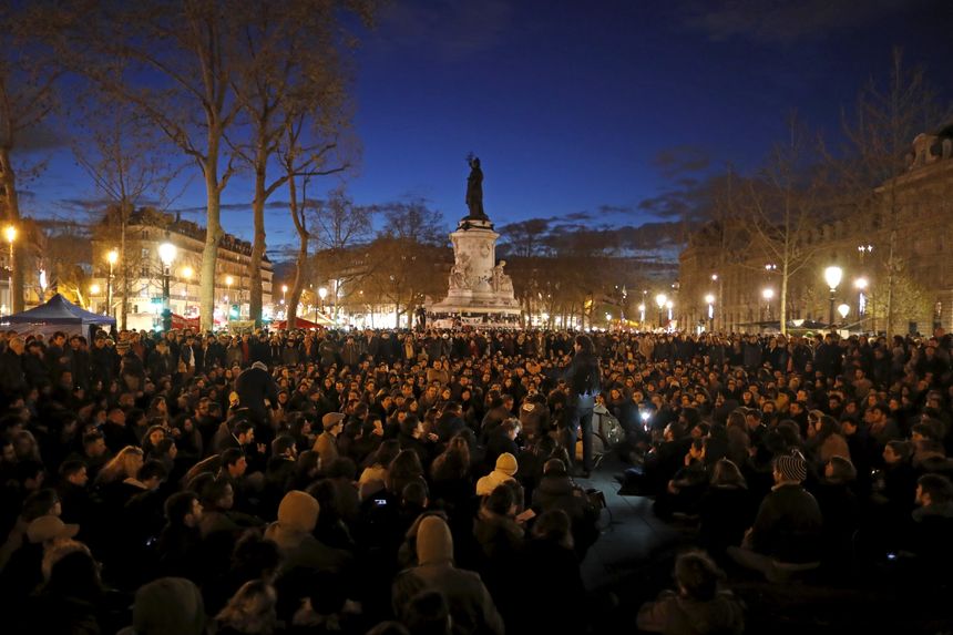Supporters du mouvement "Nuit Debout " se rassemblent sur la Place de la République à Paris, contre la loi El Khomri