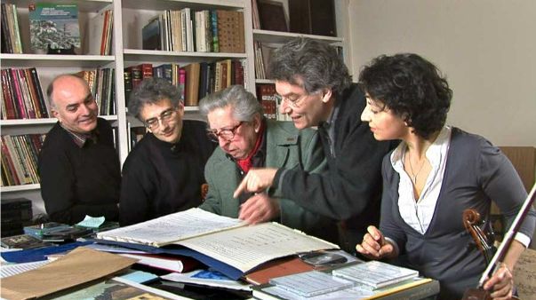 Henri Dutilleux, au centre, entouré par les instrumentistes du Quatuor Rosamonde. D.R.