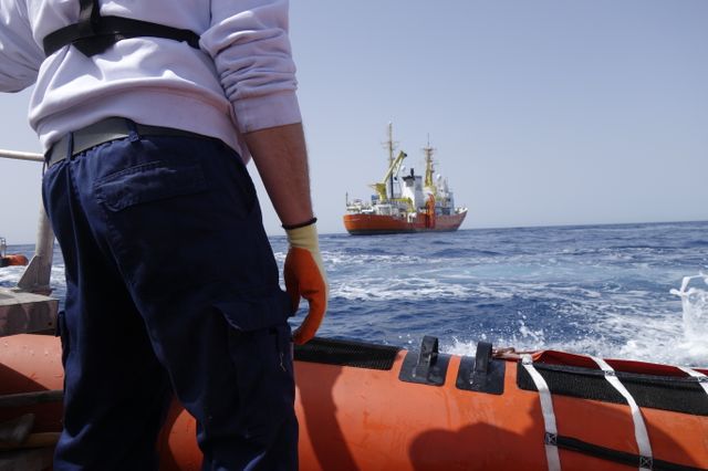 L'Aquarius vu de l'un de ses canots de sauvetage