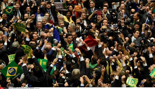 Les députés brésiliens après le vote de la destitution de Dilma Rousseff
