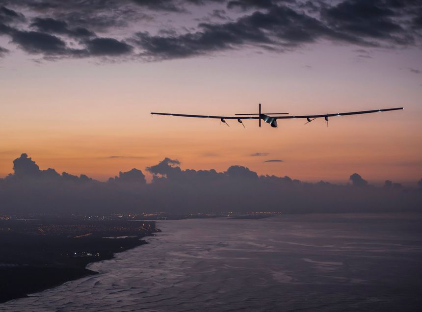 Solar Impulse 2 a l’approche de l’aéroport O'ahu à Hawaii, en juillet 2015