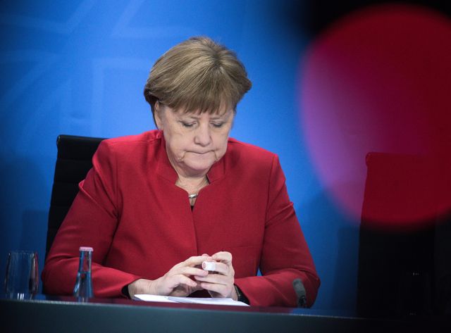 Angela Merkel présidant une conférence fédérale sur le thème "Asile et réfugiés politiques"