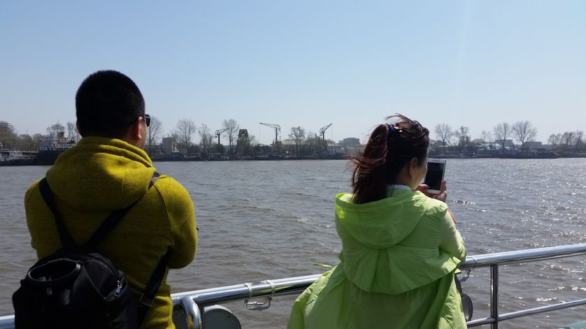 Des touristes chinois à bord du bateau qui longe la rive nord coréenne