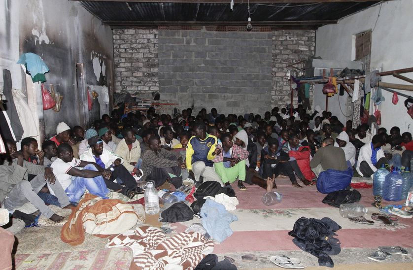 A Tripoli, un groupe de migrants africains après une rafle de la police lybienne