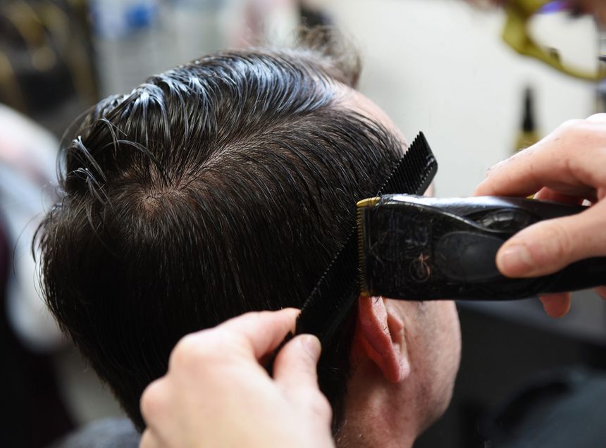 Les salons de coiffure, un lieu réputé pour employer régulièrement des personnes homosexuelles, selon le Conseil des prudhommes.