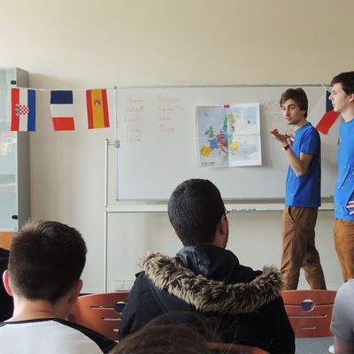Sensibilisation par "Les jeunes Européens" dans un lycée de Rambouillet