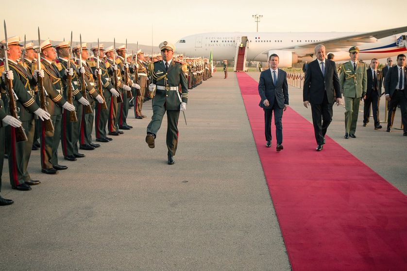 Manuel Valls à son arrivée à Alger avec Abdelmalek Sellal, premier ministre