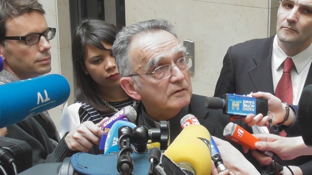 Monseigneur Georges Pontier entouré par la presse le 12 avril 2016( conférence des évêques de France)