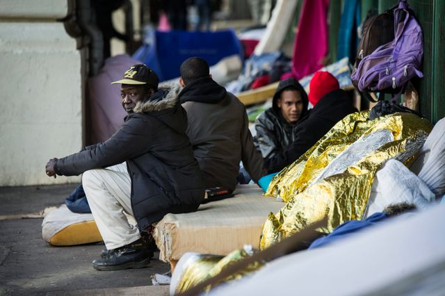 Camp de migrants à la station de métro Stalingrad à Paris.