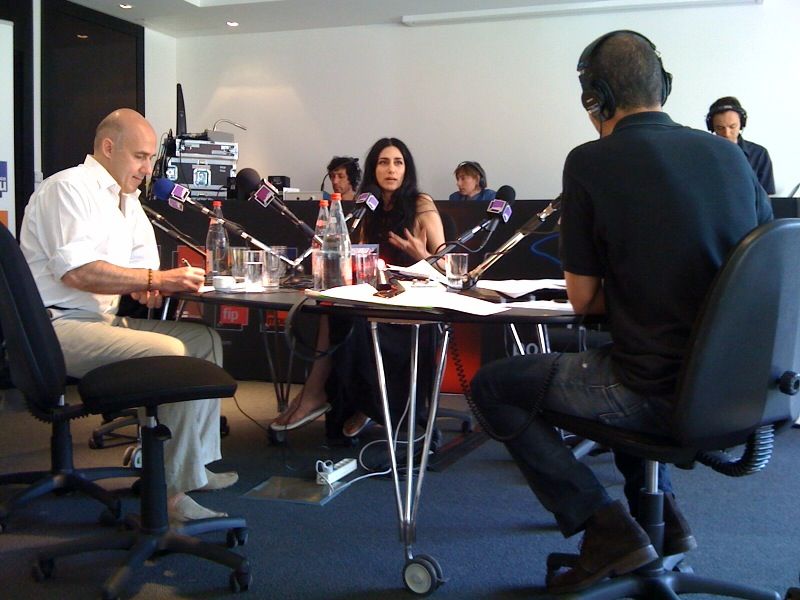 Ronit Elkabetz en 2010, entourée d'Arnaud Laporte et Ali Baddou
