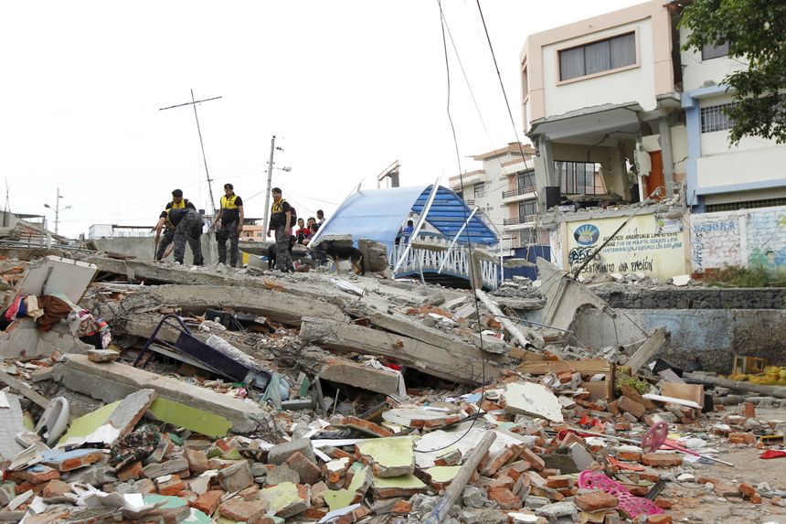 Destructions causés par le seisme à Tarquis, près de Manta sur la côte