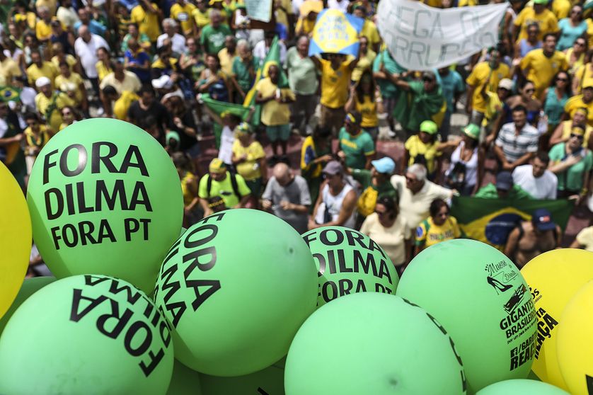 Des ballons "Dilma dehors" lors d'une manifestation à Copacabana le 13 mars 2016