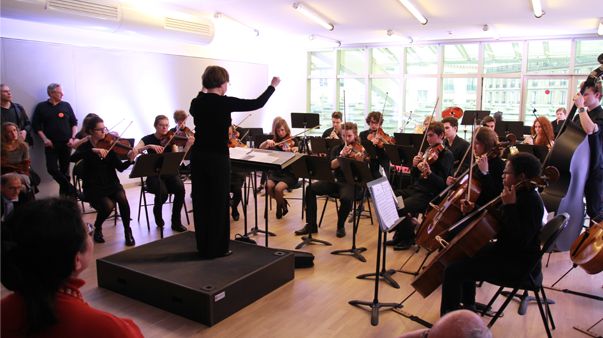 Marie-Christine Desmonts et sa classe d'orchestre (©Victor Tribot Laspière, Radio France)