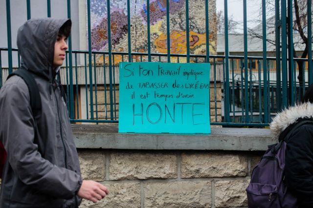 Devant le lycée Bergson de Paris