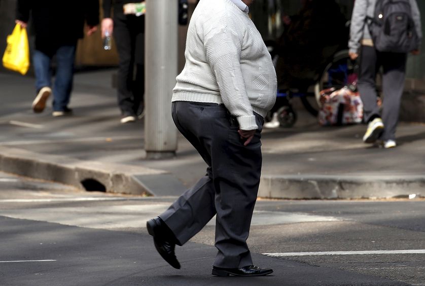 Un homme obèse marchant dans les rues de Sydney en Australie.