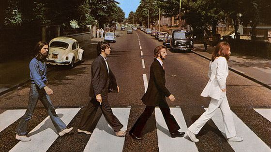 8 août 1969, Iain MacMillan, grimpé sur une échelle, prend le cliché de la pochette du disque mythique Abbey Road ©Radio France