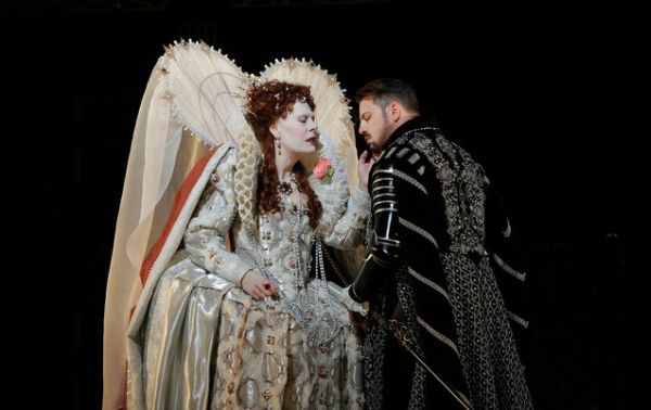 Sondra Radvanovsky (Elisabetta) & Matthew Polenzani (Roberto Devereux) ©KEN HOWARD / METROPOLITAN OPERA