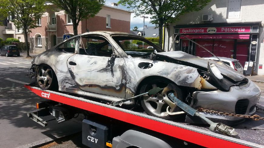 La voiture de luxe a été évacuée ce vendredi matin.
