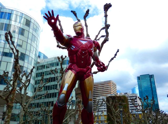 Iron Man accueille les visiteurs à la Défense