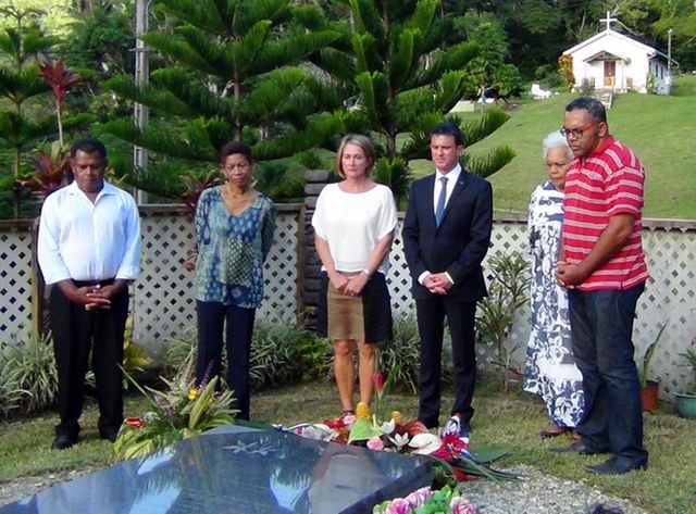 Le premier ministre se recueille sur la tombe de Jean Marie Tjibaou, entouré de la veuve de ce dernier, Marie-Claude Tjibaou, de
