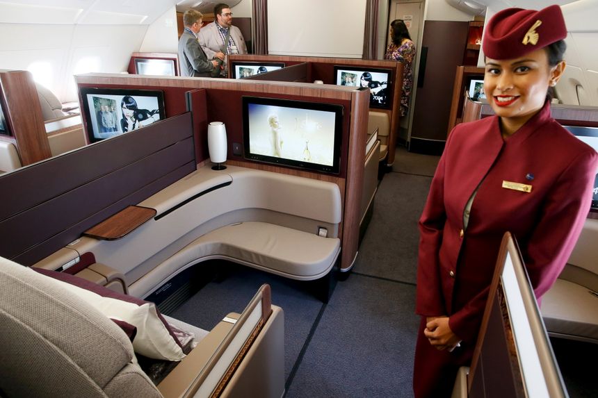 Une hôtesse de Qatar Airways vous accueille en 1ère classe de l'A380