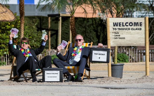 Des militants manifestent devant la Commission européenne siège suite aux révélations des "Panama papers"