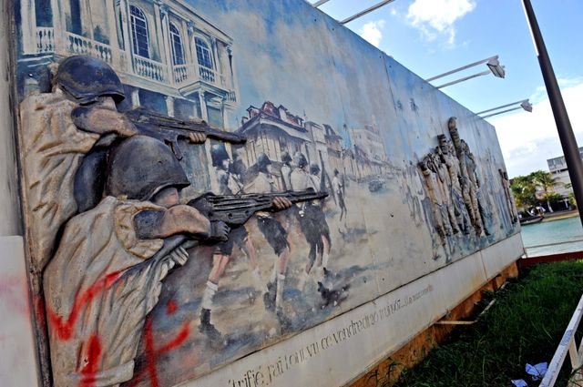 Monument à Pointe-à-Pitre commémorant le souvenir d'un massacre qui aurait été commis par les gardes mobiles en mai 1967, à la s