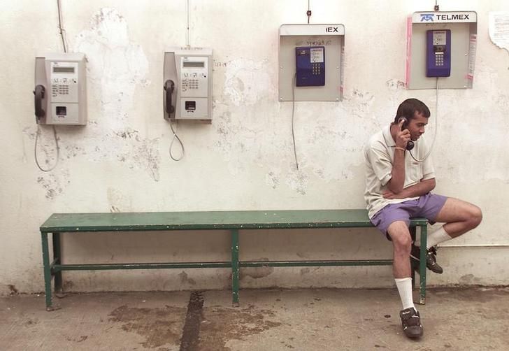 Un homme au téléphone dans un centre pour migrants