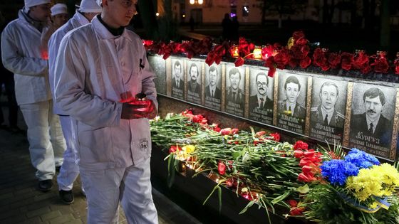 Des équipes de la centrale de Tchernobyl rendent hommage aux victimes ©Reuters - Gleb Garanich