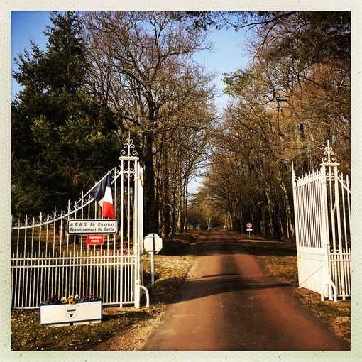 Entrée du centre de santé du Courbat •