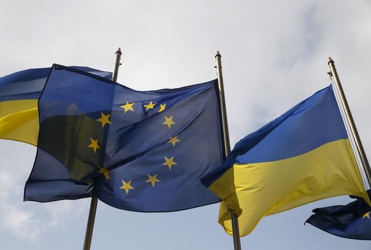 Drapeaux européen et ukrainien