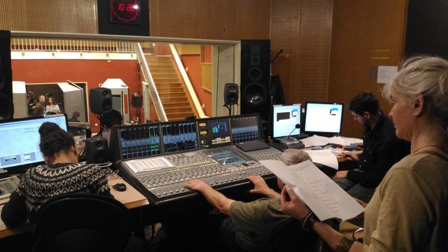 Equipe technique en plein enregistrement. Acteurs : Justin Blanckaert et Pauline Ribat