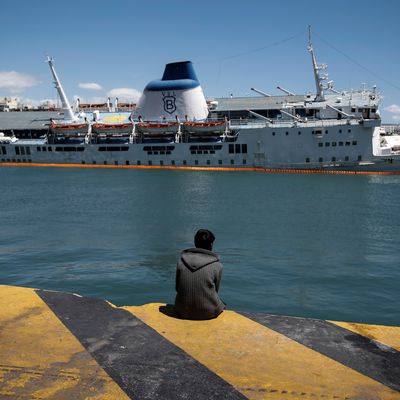 un migrant au Pirée, 26 avril 2016