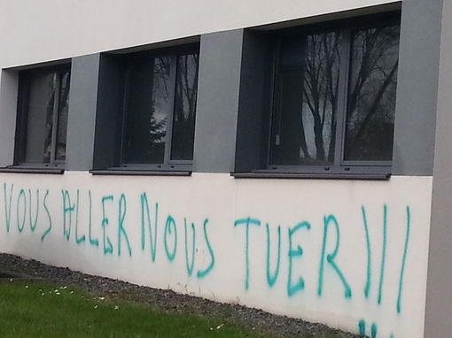 tag sur un des bâtiments de la Cooperl à Lamballe •