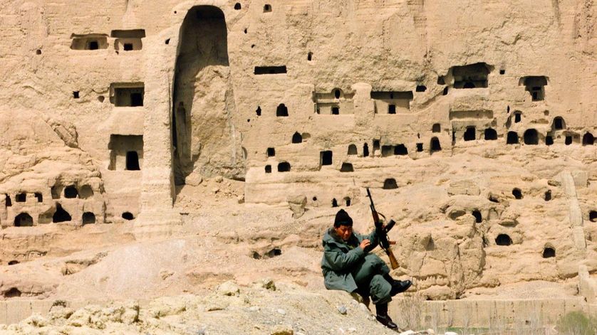 Le vide laissé par l'un des Bouddhas de Bâmiyân un an après la destruction.