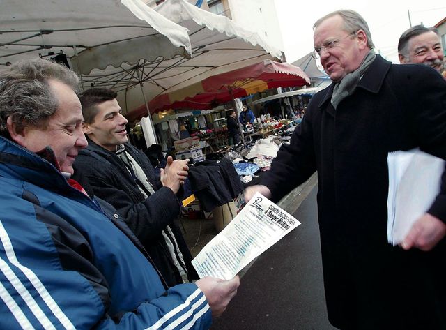 Georges Mothron en campagne pour la mairie d'Argenteuil en 2002