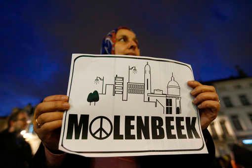 Une habitante de Molenbeek en novembre 2015, en hommage aux victimes de Paris.