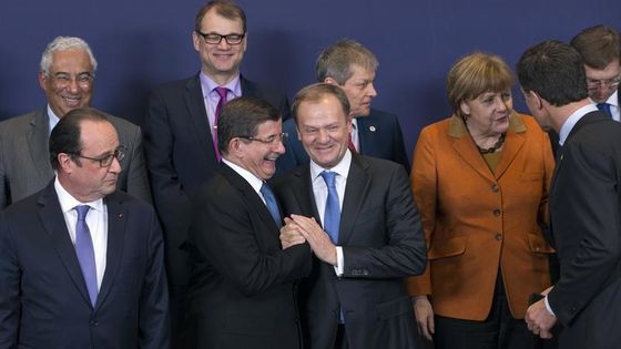 Le Premier ministre turc Ahmet Davutoglu en compagnie des leaders européens ©Reuters - Yves Herman
