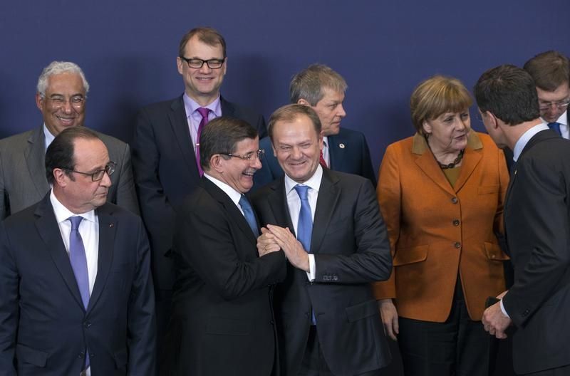 Le Premier ministre turc Ahmet Davutoglu en compagnie des leaders européens