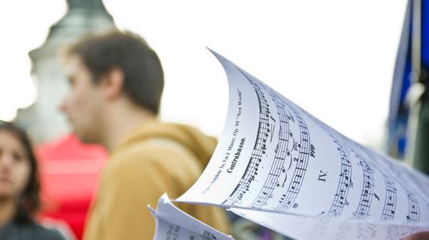 Un contrebassiste relit sa partition de la Symphonie du Nouveau monde de Dvorak avant le concert de l'Orchestre debout. (© Guillaume Decalf/France Musique)