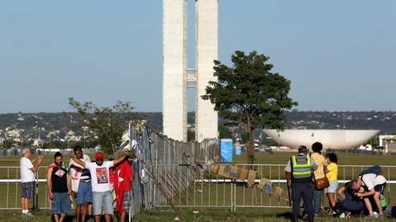 A Brasilia une barrière sépare les pro et les anti Dilma Roussef - Paulo Whitaker