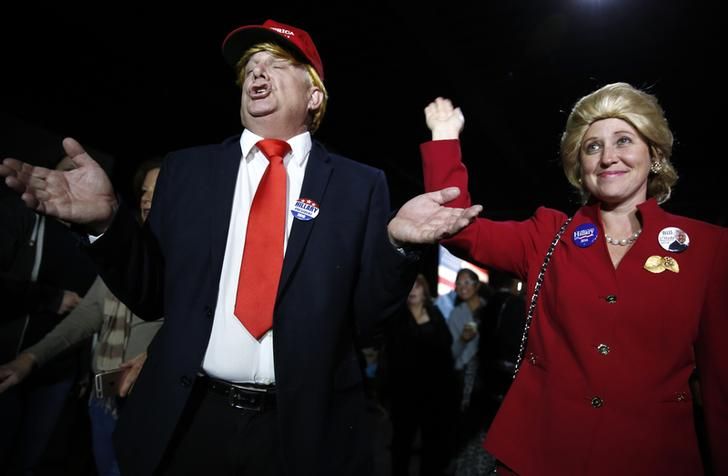 Supporters démocrates déguisés en Donald Trump et Hillary Clinton