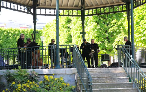 L'Alexander's jazz band fait partie des 450 projets retenus par la ville de Paris pour animer les kiosques cet été. (© Victor Tribot Laspière / France Musique)