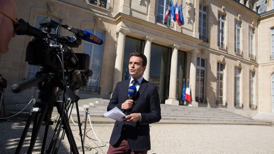 Journaliste de BFMtv devant l'Elysée ©Maxppp - Francois Lafite/Wostok Press