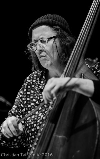 Joëlle Léandre en Tentet à la Dynamo de Pantin par Christian Taillemite