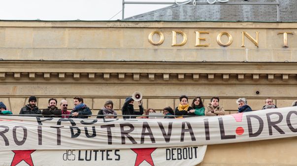 Une cinquantaine de militants occupent le théâtre de l'Odéon depuis le dimanche 24 avril. (© MaxPPP)