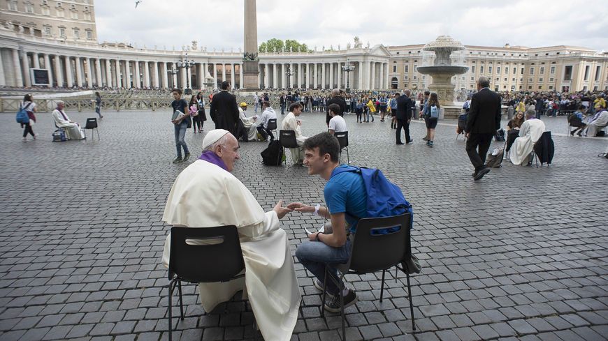 François écoute la Confession d'un jeune chrétien, au Vatican le 23 avril