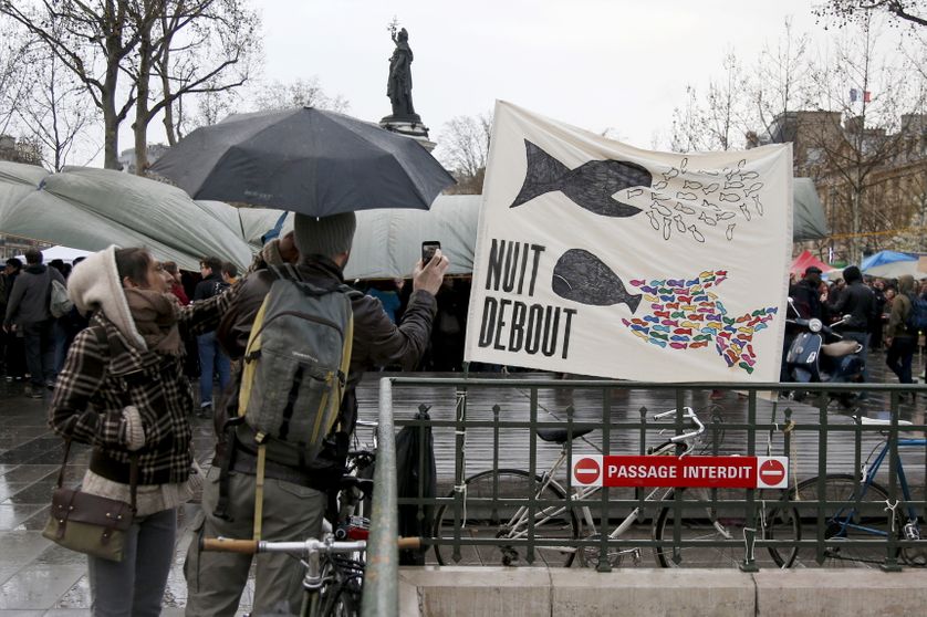 Banderole du mouvevement "Nuit debout" place de la République le 6 avril 2016